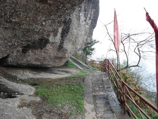 明月山上人行小道