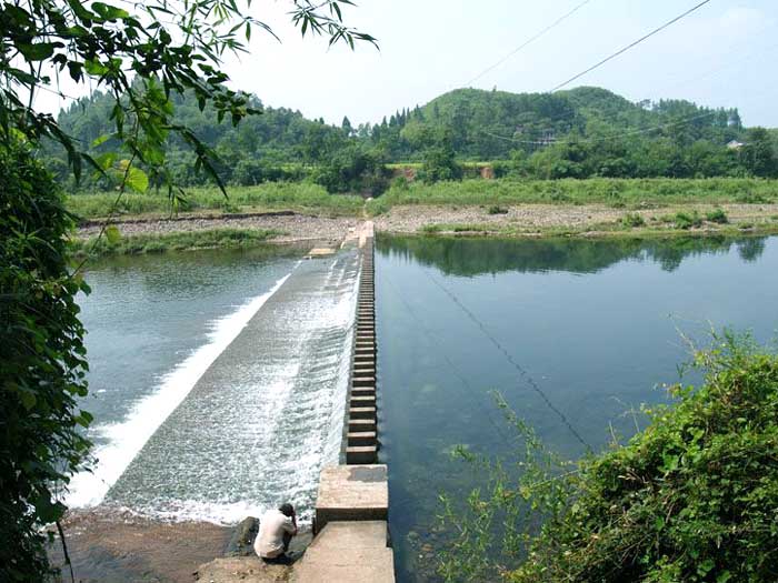 清水坪的滚水坝