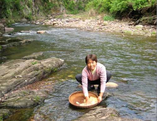 张丽的妈咪，为宝贝女儿做大餐呢，正在忙着洗贝壳