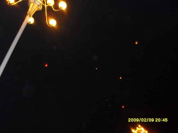 沅陵龙舟广场，元宵节燃放的孔明灯，升向天空，像星星一样一眨一眨的