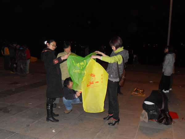 沅陵龙舟广场，元宵节燃放的孔明灯,祝愿情人们心心相印
