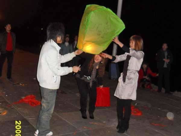 沅陵龙舟广场，元宵节燃放的孔明灯
