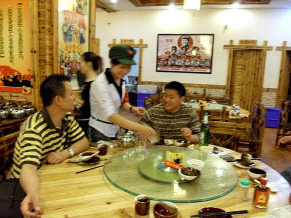广州人民公社大食堂的红卫兵，热情为首长倒酒