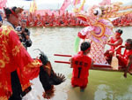 龙舟下水祭祀河神